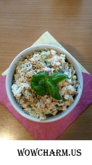 Куриный салат миндальным орехом.