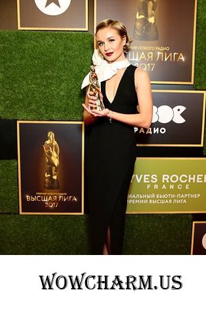 Полина Гагарина с оригинальным бантом на премии «Высшая лига»