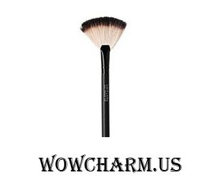 Oriflame / Кисть для пудры Professional Fan Powder Brush